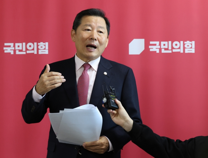국민의힘이 내년 총선을 앞두고 하정훈 소아청소년과 의원 원장, 박충권 현대제철 연구개발본부 책임연구원, 윤도현 SOL(자립준비청년 지원) 대표, 구자룡 변호사, 이수정 경기대 범죄심리학과 교수 등 5명을 1호 외부 영입 인재로 영입했다. 사진은 지난달 13일 오전 서울 여의도 국회에서 위원회 인재영입 관련 브리핑을 하는 이철규 인재영입위원장의 모습. /사진=뉴스1