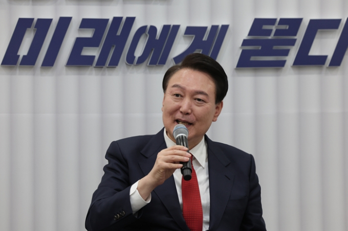 윤석열 대통령의 지지율이 전주와 동일한 32%로 8일 나타났다. 사진은 지난 7일 경기 성남 분당구 LIG넥스원에서 열린 청년 방위산업인 간담회에서 발언하고 있는 윤 대통령의 모습. /사진=뉴스1