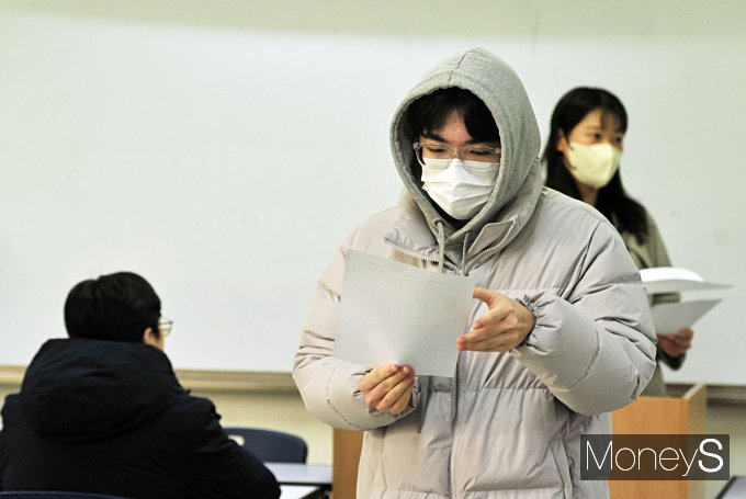 [머니S픽] '역대급 불수능' 수능 성적표 배부…'희비교차'