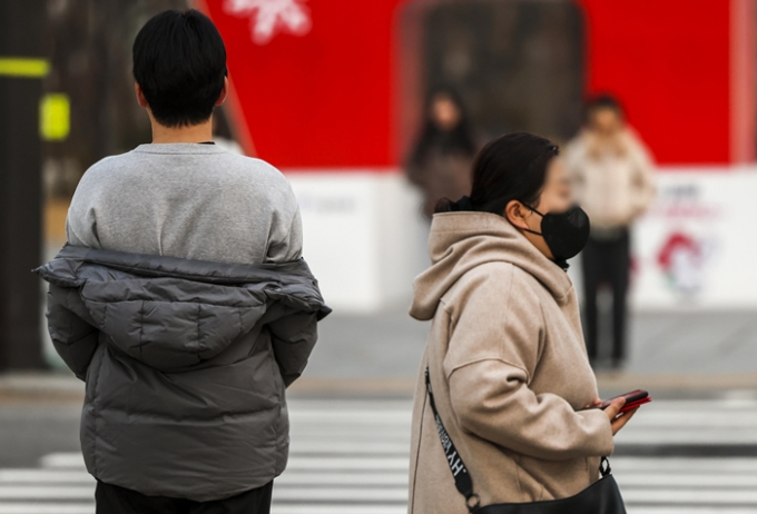 9일에는 전국의 아침기온이 영상권이고, 낮 최고기온은 21도로 매우 포근할 전망이다. 수도권 등 서쪽 지역을 중심으로 미세먼지가 많을 것으로 보인다. 사진은 8일 서울 종로구 광화문네거리에서 얇은 옷차림을 한 시민들이 이동하는 모습. /사진=뉴시스