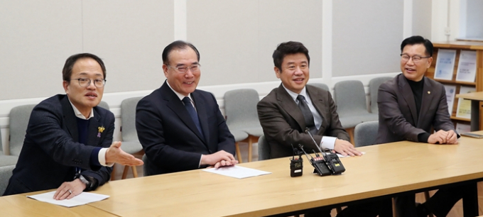 여야가 8일 임시국회 회기를 오는 11일부터 내년 1월9일까지 30일 동안으로 하는 내용의 의사일정에 합의했다. 사진은 더불어민주당 박주민 원내수석부대표, 이개호 정책위의장, 국민의힘 유의동 정책위의장, 이양수 원내수석부대표(왼쪽부터)가 6일 오후 서울 여의도 국회에서 열린 '2+2 협의체'에서 대화를 나누는 모습.