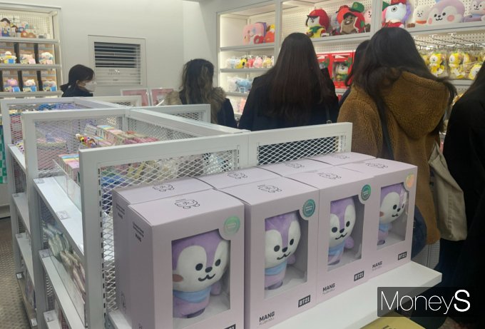 라인프렌즈 스퀘어 성수 2층은 IPX 자체 IP를 활용한 상품들로 꾸며졌다. 사진은 BT21(BTS멤버들이 제작에 참여한 캐릭터) 홀리데이 인형 앞에 모인 해외 팬들의 모습. /사진=이재현 기자