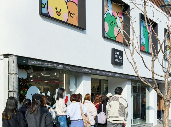 디지털 지식재산권(IP) 엔터테인먼트 기업 IPX(구 라인프렌즈)가 서울 성수동에 새로운 정규 스토어 '라인프렌즈 스퀘어 성수'를 오픈했다. 사진은 오픈 첫날인 지난 8일 입장을 위해 줄 서 있는 방문객들의 모습. /사진=IPX 제공