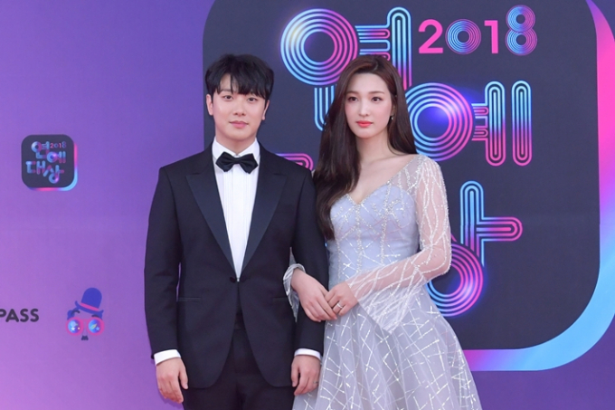  '아이돌 최연소 부부' 타이틀을 가졌던 밴드 FT아일랜드 최민환과 그룹 라붐 출신 율희가 파경을 맞은 가운데 이혼을 두고 추측만으로 악플테러가 이어지고 있다. 사진은 지난 2018년 서울 영등포구 여의도 KBS 본관 로비에서 진행된 '2018 KBS 연예대상' 포토월 행사에 참석한 최민환과 율희. /사진=KBS 제공