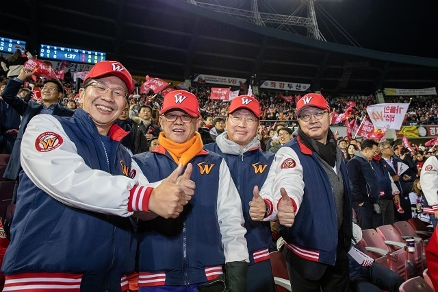 (왼쪽부터)최창원 SK디스커버리 부회장, 최신원 전 SK네트웍스 회장, 최태원 SK그룹 회장, 최재원 SK그룹 수석부회장. / 사진=SK그룹