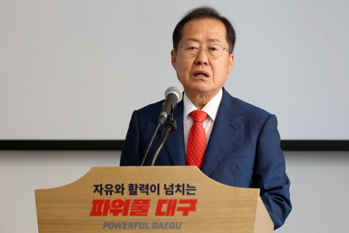 홍준표 대구시장은 8일 "총선 이기기는 힘들게 생겼다"고 언급했다. 사진은 지난달 대구 중구 민족자본 최초의 백화점인 근대건축물 무영당에서 열린 '도심 캠퍼스 타운 조성' 착수 선언 행사에 참석해 환영사를 하는 홍 시장의 모습. /사진=뉴스1