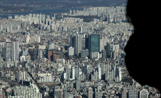 10일 부동산 정보제공 업체 '부동산R114'에 따르면 이번주(12월8일 기준) 서울 아파트 매매·전세가격이 제자리걸음을 걷고 있다. 정책 금융 축소로 거래량 줄며 가격 움직임이 제한된 모습이다. 겨울 비수기에 전세가격도 보합 수준으로 내려왔다. 제도 등에서 특별한 이벤트가 없다면 현재 상황이 연말까지 이어질 전망이다./사진=뉴스1