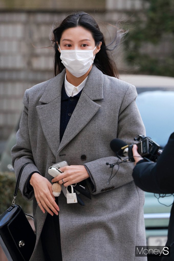 [머니S포토] 조국 자녀 '조민' 취재진 질문에…