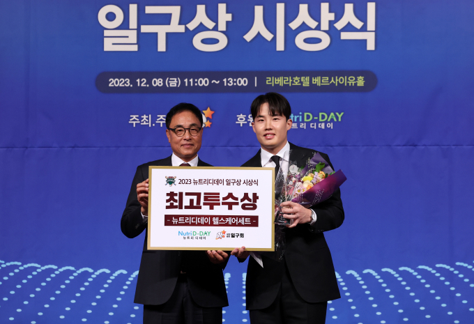 일구상 시상식에서 최고투수상을 받은 임찬규(오른쪽)가 송진우 일구회 이사와 기념 촬영을 하고 있다. /사진= 뉴스1