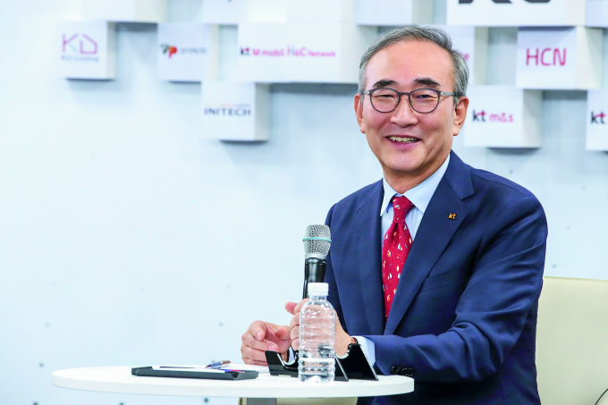 김영섭 KT 대표가 취임 이후 첫 정기 인사를 단행하며 준법 경영 강화 및 대니외 신뢰회복으로 장기 성장 발판을 마련하겠다는 의지를 드러냈다. 사진은 김 대표가 지난 8월30일 경기도 성남시 KT 분당사옥에서 열린 취임식에서 직원들의 질문에 답변하고 있는 모습. /사진=KT