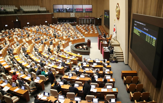  '요소수 공급부족' 사태 등 글로벌 공급망 교란 사태에 효과적으로 대응하기 위한 '경제안보를 위한 공급망 안정화 지원 기본법' 제정안이 8일 국회 본회의를 통과했다. 사진은 8일 서울 여의도 국회 본회의장에서 열린 제410회국회(정기회) 제14차 본회의에서 노조법 2·3조 개정안(노란봉투법)과 방송법·방송문화진흥회법·한국교육방송공사법 개정안(방송3법) 재표결이 상정되는 모습. /사진=뉴스1