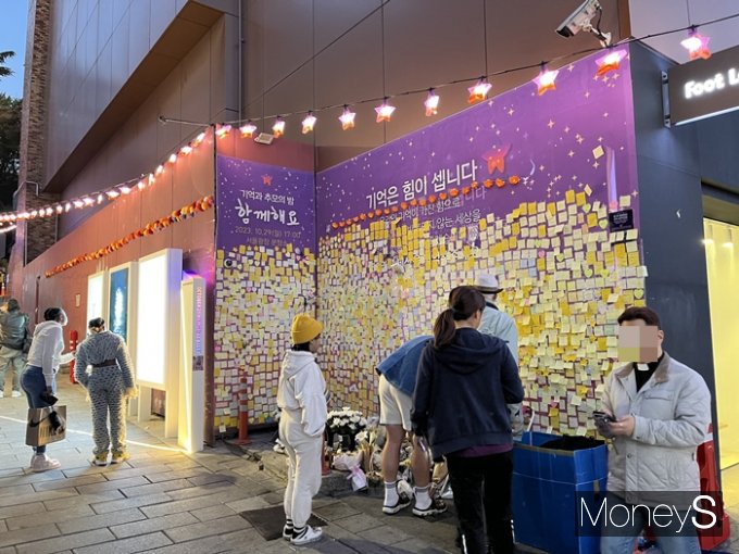 주최자가 없는 행사 사고의 책임을 명시하는 내용 등을 담은 재난 및 안전관리기본법(재난안전법) 개정안이 8일 국회 본회의를 통과했다. 사진은 핼러윈 기간인 지난 10월 28일 해밀톤호텔 골목 '추모의 벽'을 찾아 추모하는 시민들. /사진=최재혁 기자