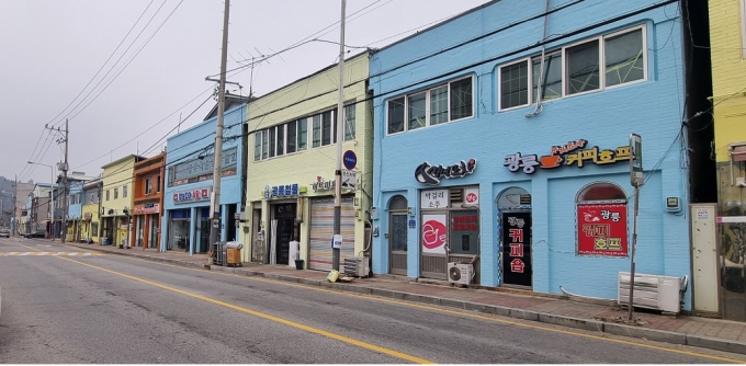 남양주시(주광덕)는 불법광고물 부착방지 시트 사업과 진접읍 팔야리 간판개선사업을 추진해 원도심의 생활환경을 크게 개선했다고 8일 밝혔다. / 사진제공=남양주시