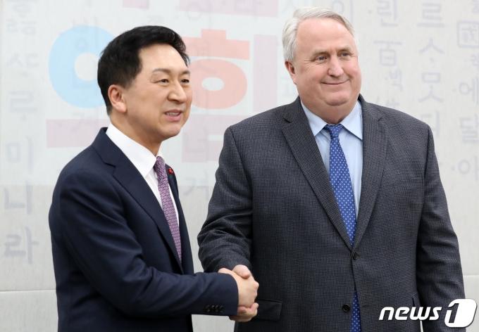 김기현 국민의힘 대표와 인요한 혁신위원장이 6일 서울 여의도 국회에서 회동을 하고 있다. (공동취재) 2023.12.6/뉴스1 ⓒ News1 송원영 기자