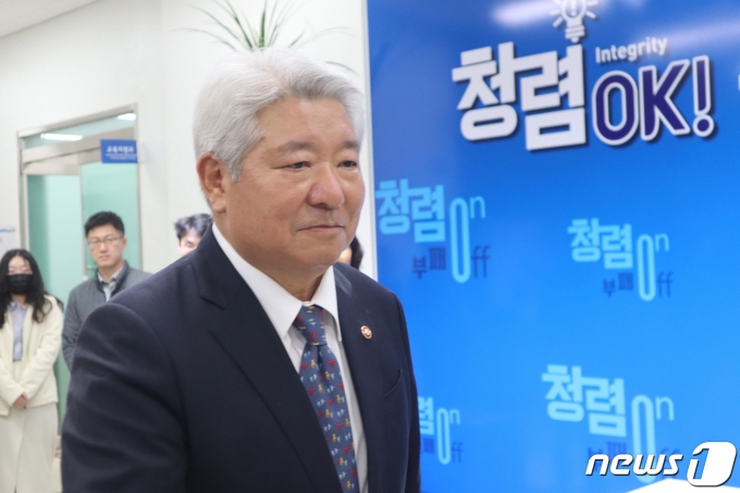 방송통신위원장 후보로 지명된 김홍일 국민권익위원장이 6일 충북 청주시 청렴연수원에서 청렴리더십 특강을 위해 이동하고 있다. 2023.12.6/뉴스1 ⓒ News1 박건영 기자