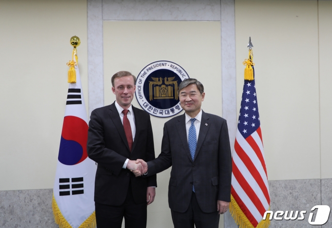 조태용 국가안보실장이 8일 열린 한미 안보실장 회의에서 제이크 설리번 미국 국가안보보좌관과 기념촬영을 하고 있다.(대통령실 제공) 2023.12.8/뉴스1 ⓒ News1 오대일 기자
