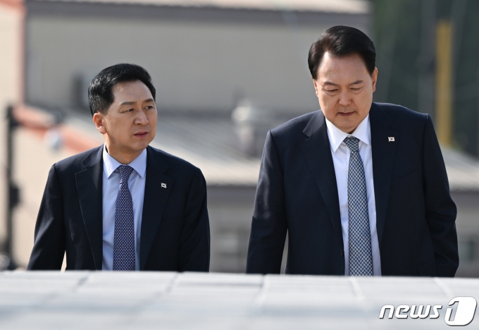 윤석열 대통령이 용산 대통령실 청사에서 김기현 국민의힘 대표를 비롯한 당4역 지도부와 오찬 회동을 진행한 후 용산어린이정원에서 산책을 하고 있다. (대통령실 제공) 2023.10.18/뉴스1 ⓒ News1 오대일 기자