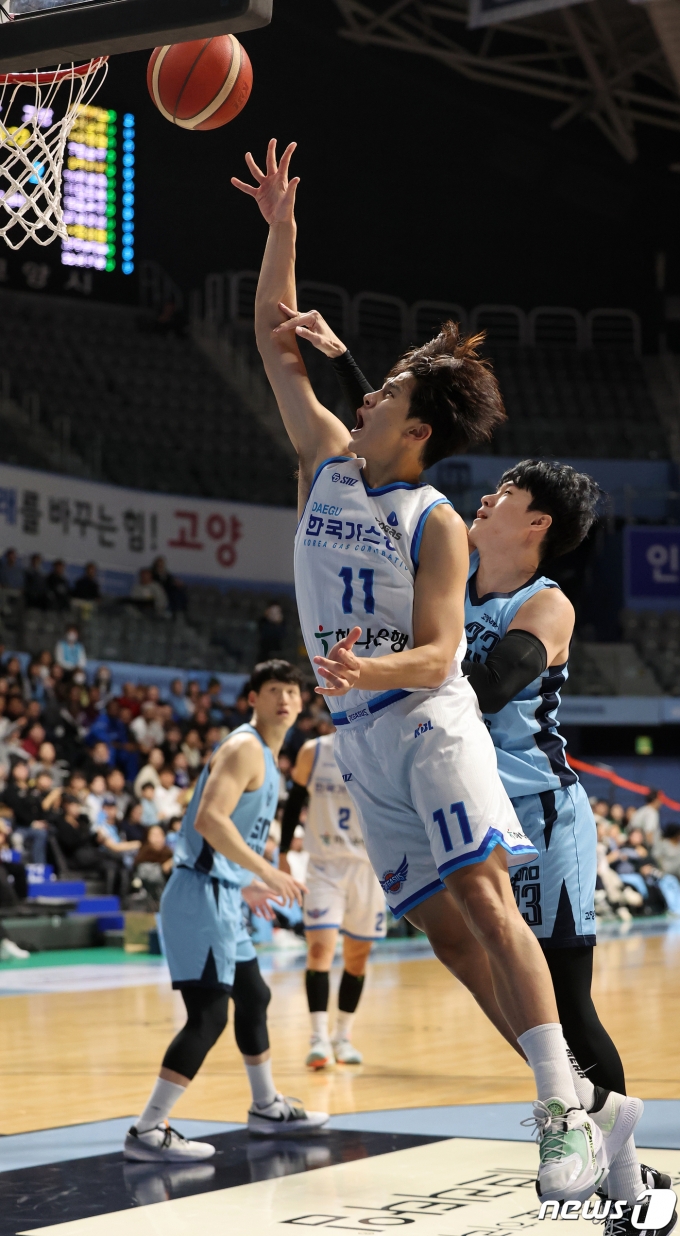 [사진] 양재혁, 골밑을 노린다