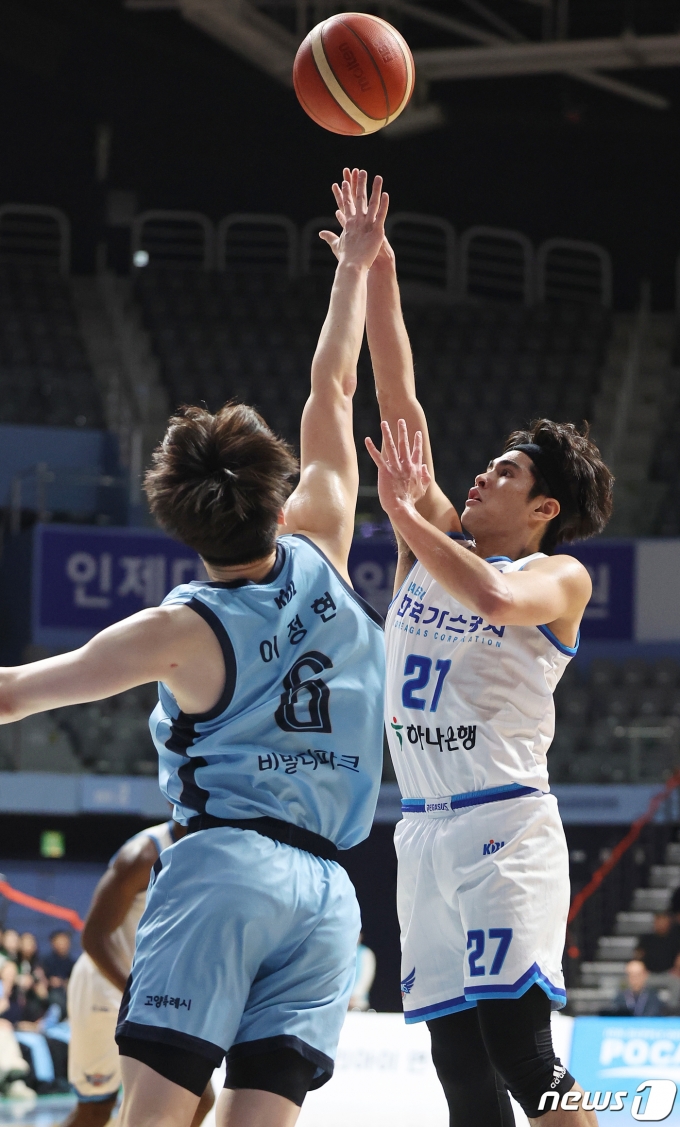 [사진] 벨란겔, 이정현 위로 플로터
