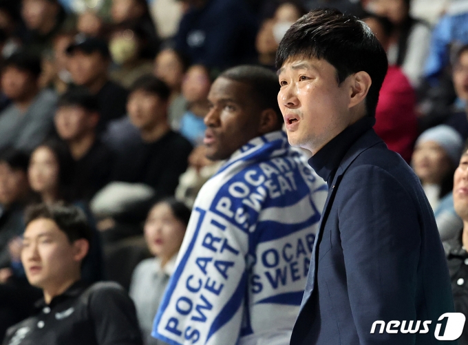 [사진] '원정 21연패' 강혁 감독, 경기가 안풀리네