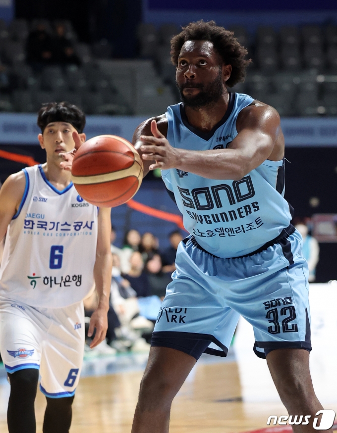 [사진] 치나누 오누아쿠, 강백호 자유투