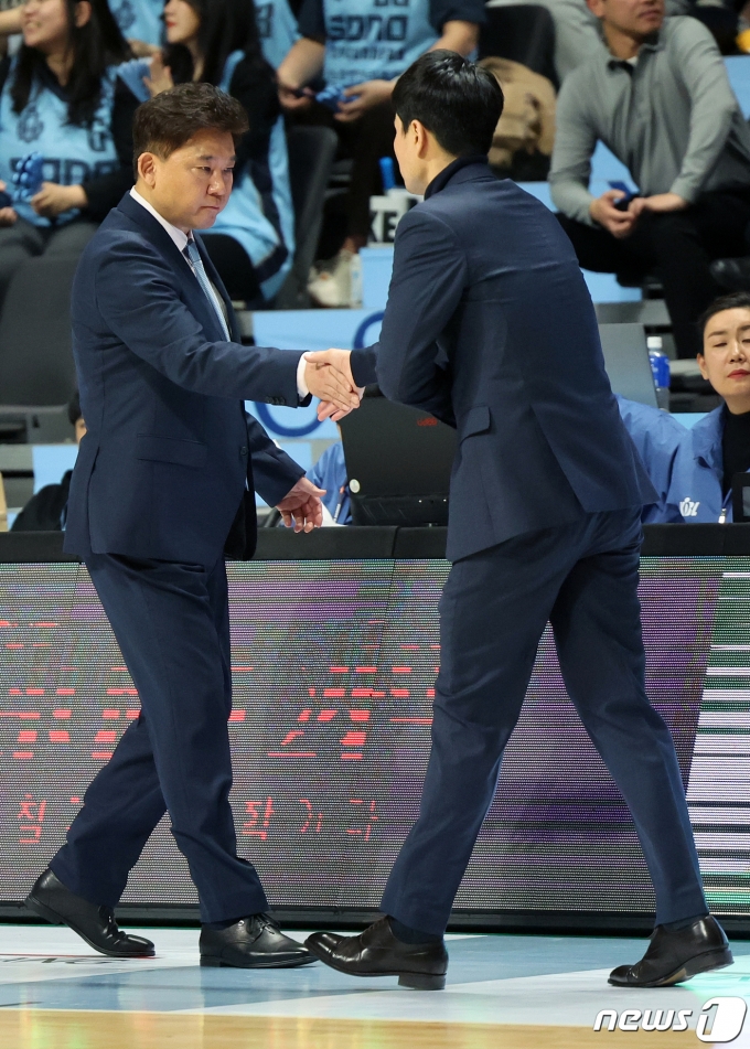 [사진] 강혁 감독과 악수 나누는 김승기 감독