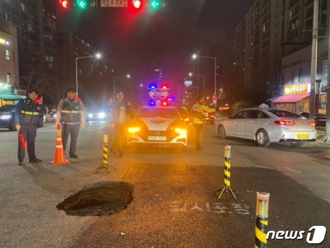 8일 오후 5시20분 청담역 4번출구 인근 도로에 싱크홀이 발생했다. (강남구청 제공)