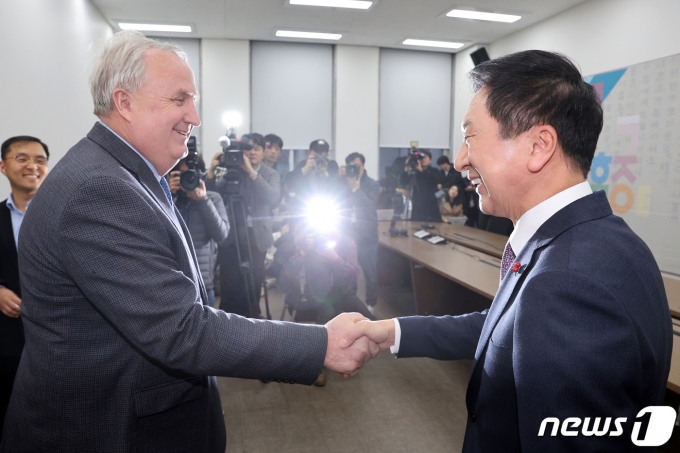 김기현 국민의힘 대표와 인요한 혁신위원장이 6일 오후 서울 여의도 국회에서 열린 간담회를 앞두고 악수를 하고 있다. (공동취재) 2023.12.6/뉴스1 ⓒ News1 송원영 기자