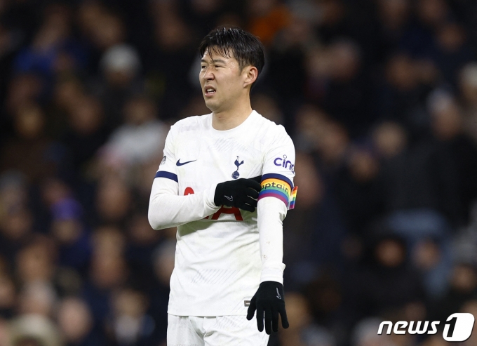 토트넘의 손흥민이 7일(한국시간) 영국 런던 토트넘 홋스퍼 스타디움에서 열린 EPL 웨스트햄과 경기를 역전패로 마친 뒤 안타까워 하고 있다. 2023.11.8 ⓒ 로이터=뉴스1 ⓒ News1 우동명 기자