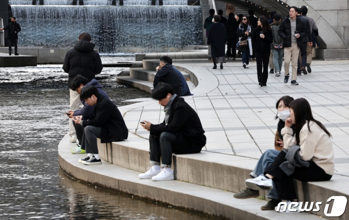 서울의 낮 최고기온이 16도까지 오르며 포근한 날씨를 보인 8일 서울 중구 청계천에서 시민들이 가벼운 옷차림으로 산책하고 있다. 2023.12.8/뉴스1 ⓒ News1 이동해 기자