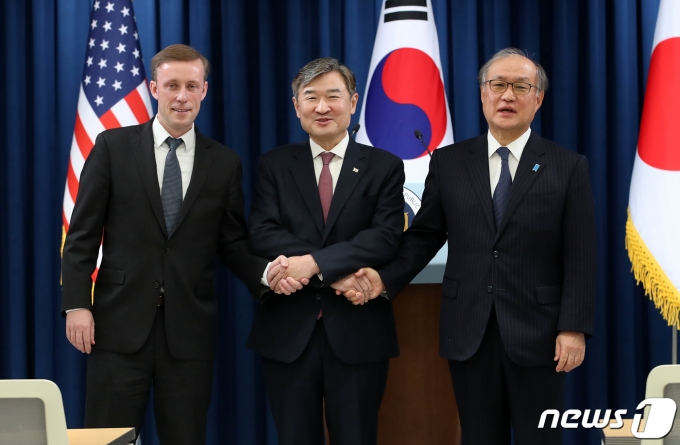 조태용 국가안보실장(가운데)이 9일 용산 대통령실 청사 브리핑룸에서 열린 한미일 안보실장 공동브리핑에서 제이크 설리번 미국 국가안보보좌관(왼쪽), 아키바 다케오 일본 국가안전보장국장과 기념촬영을 하고 있다. 2023.12.9/뉴스1 ⓒ News1 오대일 기자
