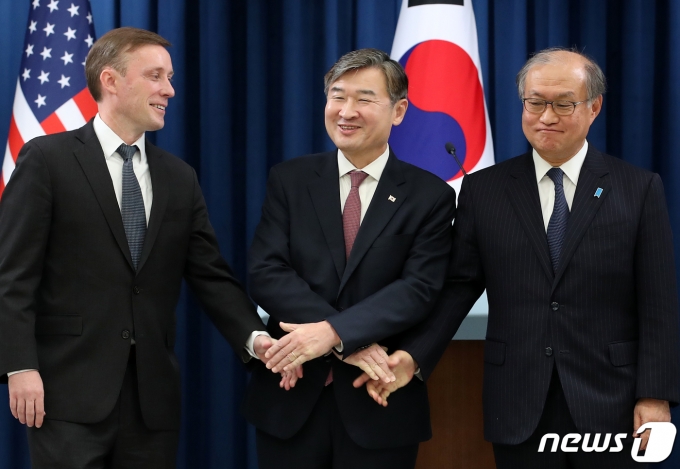 조태용 국가안보실장(가운데)이 9일 용산 대통령실 청사 브리핑룸에서 열린 한미일 안보실장 공동브리핑에서 제이크 설리번 미국 국가안보보좌관(왼쪽), 아키바 다케오 일본 국가안전보장국장과 기념촬영을 하고 있다. 2023.12.9/뉴스1 ⓒ News1 오대일 기자