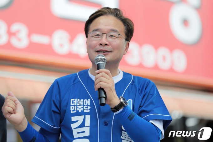 김우영 더불어민주당 강릉시장 후보가 21일 강원도 강릉 중앙시장 인근에서 지지를 호소하고 있다. 2022.5.21/뉴스1 ⓒ News1 조태형 기자