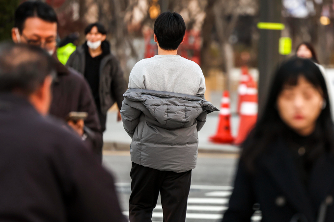 낮 최고기온이 21도까지 오르는 포근한 날씨가 예보된 8일 서울 종로구 광화문네거리에서 얇은 옷차림을 한 시민들이 이동하고 있다./서울=뉴시스