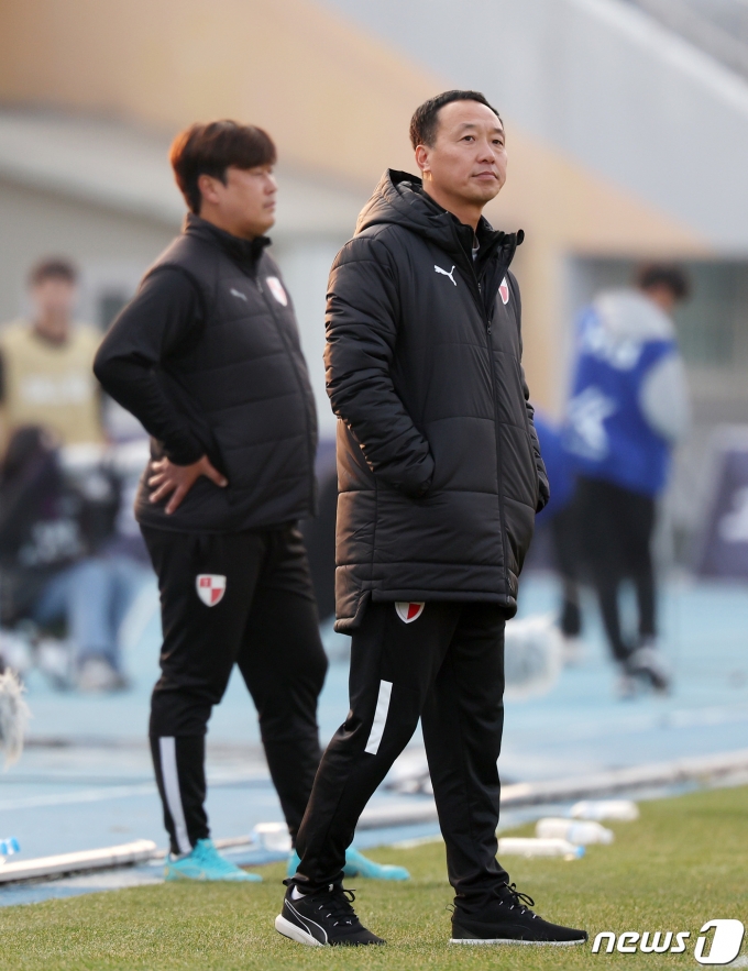 [사진] 패색이 짙자 어두운 표정의 박진섭 감독