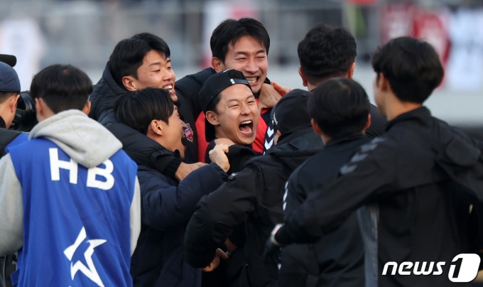 [사진] 잔류 성공에 기뻐하는 이승우