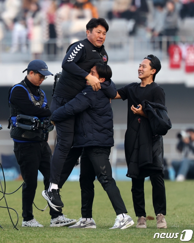 [사진] 잔류 기쁨 즐기는 김도균 감독·이승우