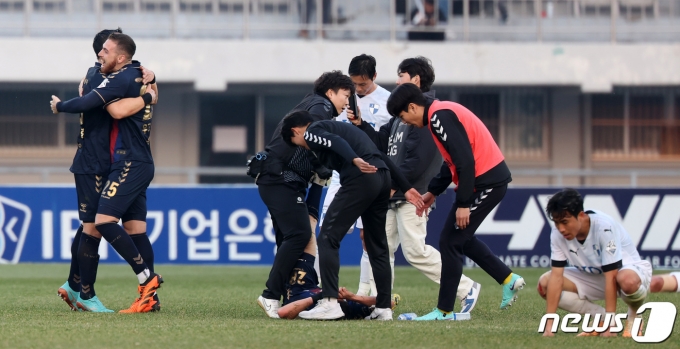 [사진] '엇갈린 희비'