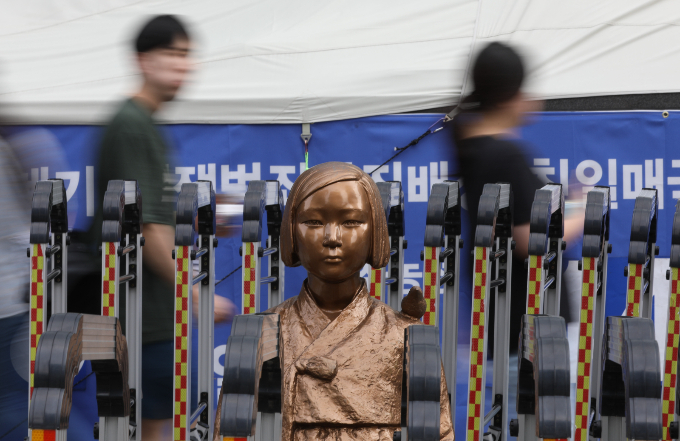 서울 종로구 옛 일본대사관 인근에 설치된 평화의 소녀상 모습./사진=뉴시스