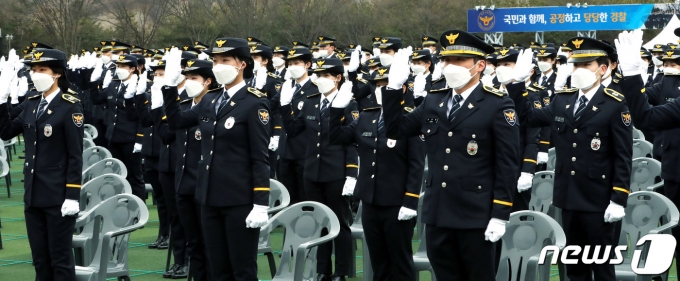 16일 충북 충주시 중앙경찰학교 대운동장에서 열린 중앙경찰학교 311기 졸업식에서 신임 경찰 졸업생들이 경찰공무원 복무선서를 하고 있다. 2023.2.16/뉴스1 ⓒ News1 김기남 기자