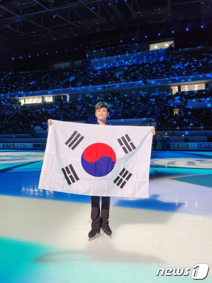 [사진] 피겨 김현겸, GP 파이널 은메달…역대 한국 남자 최고 성적