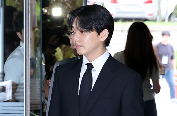 마약 상습 투약 혐의를 받는 배우 유아인의 재판이 이번 주 열린다. 마약 상습 투약 혐의를 받는 배우 유아인(본명 엄홍식)이 지난 9월 구속 전 피의자심문(영장실질심사)에 출석하고 있다. /사진=뉴스1
