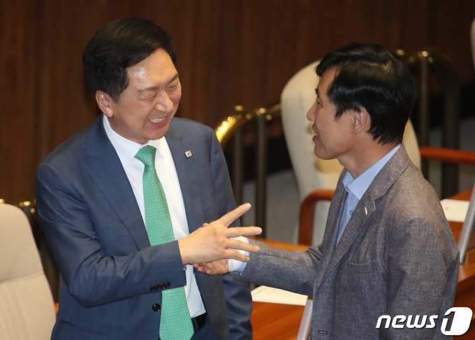 김기현 국민의힘 대표(왼쪽)와 하태경 의원. 2023.5.30/뉴스1 ⓒ News1 임세영 기자