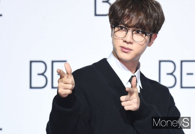  방탄소년단 멤버 진이 같은 그룹 멤버 정국에게 군대에 대해 조언했다. 사진은 지난 2020년 11월 서울 중구 동대문디자인플라자(DDP)에서 열린 새 앨범 'BE (Deluxe Edition)' 발매 글로벌 기자간담회에 참석한 그룹 방탄소년단 멤버 진. /사진=장동규 기자