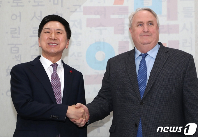 김기현 국민의힘 대표와 인요한 혁신위원장이 6일 서울 여의도 국회에서 회동을 하고 있다. (공동취재)/뉴스1 ⓒ News1 송원영 기자