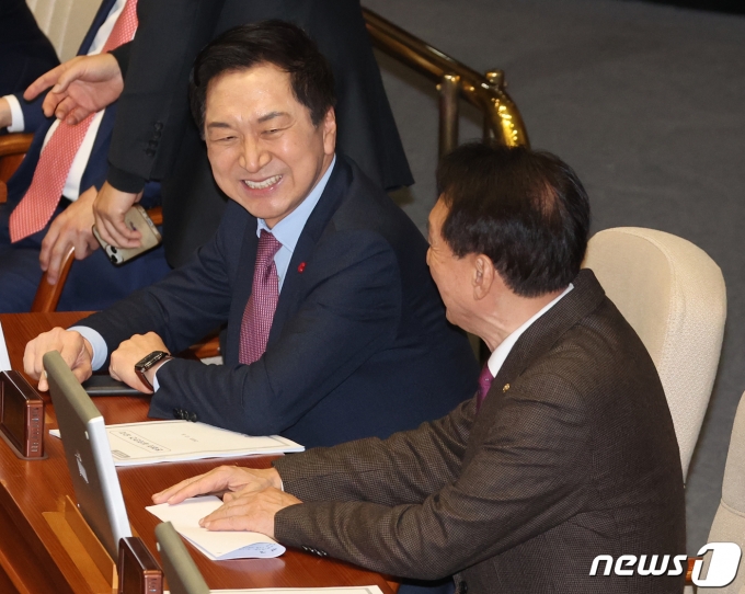 김기현 국민의힘 대표가 8일 서울 여의도 국회 본회의장에서 열린 제410회국회(정기회) 제14차 본회의에서 김석기 의원과 대화하며 밝게 웃고 있다. 2023.12.8/뉴스1 ⓒ News1 송원영 기자