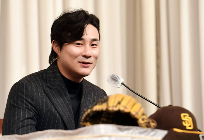 김하성과 관련된 폭행 사건 의혹으로 그의 동료 야구선수들이 조사를 받았다. 메이저리그 샌디에이고 파드리스 소속 야구선수 김하성이 한국인 최초 골드글러브 수상 공식 기자회견에서 취재진 질문에 답하고 있다. /사진=장동규 기자