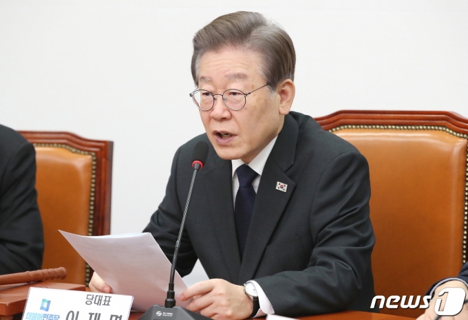 이재명 더불어민주당 대표가 8일 오전 서울 여의도 국회에서 열린 최고위원회의에서 발언을 하고 있다. 2023.12.8/뉴스1 ⓒ News1 임세영 기자
