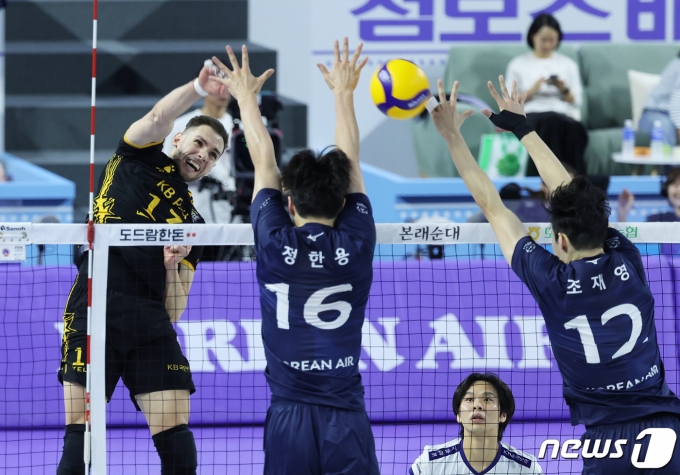 [사진] KB손해보험 비예나 '강하게'