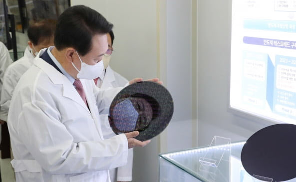 윤석열 대통령이 금주 네덜란드를 국빈 방문한다. 윤석열 대통령이 2022년 4월 29일 오전 대전 한국과학기술원(KAIST) 내 나노종합기술원을 방문해 반도체 연구 현장을 둘러보던 중 반도체 웨이퍼 샘플을 들어보고 있다. /사진=뉴스1
